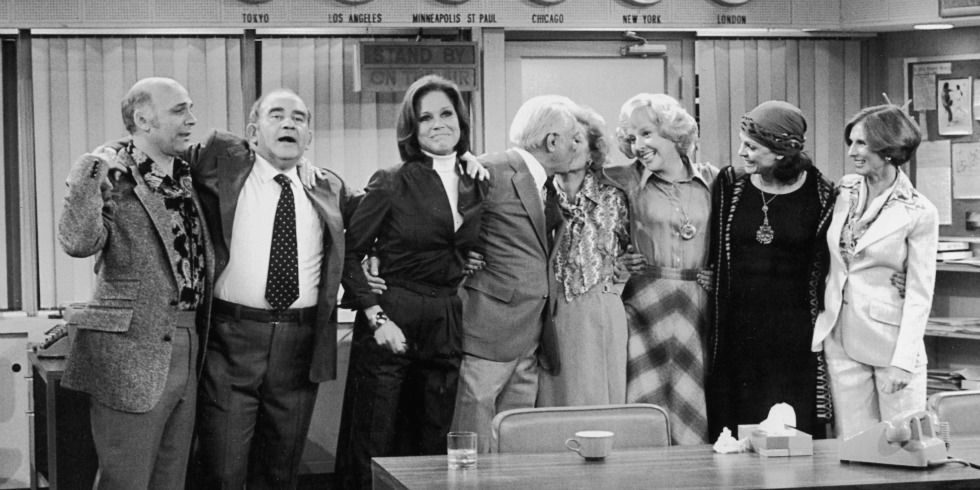 Mary Tyler Moore cast embracing